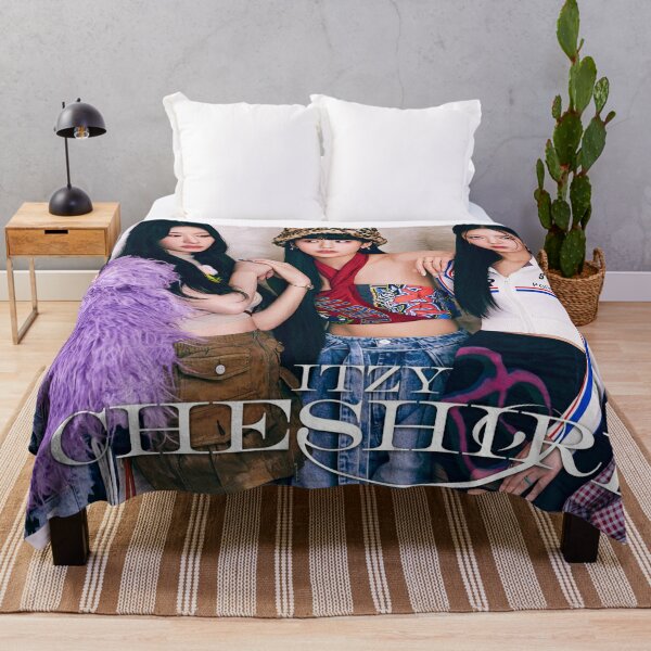 ITZY - Cheshire (2) Throw Blanket RB1201 product Offical itzy Merch