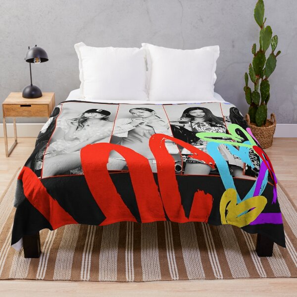 ITZY - CRAZY IN LOVE Throw Blanket RB1201 product Offical itzy Merch