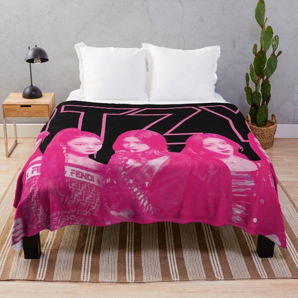 Metal ITZY - Pink (Black version) Throw Blanket RB1201 product Offical itzy Merch